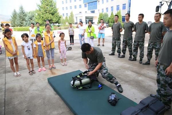 插图二：讲解空气呼吸器的使用方法.jpg