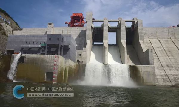 下浒山水库开闸泄洪防范强降雨.jpg